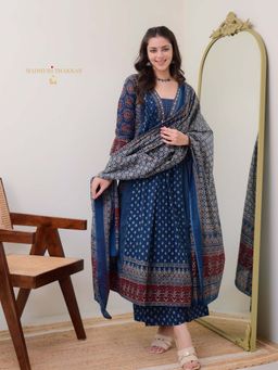 Label Madhuri Thakkar - Navy Blue Printed V-Neck Kurta Pant With Dupatta