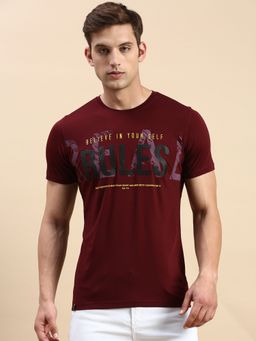 SHOWOFFFF - Men Round Neck Short Sleeves Typography Burgundy Slim Fit T-Shirt