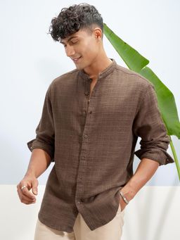 HIGHLANDER - Men Brown Dobby Textured Mandarin Collar Roll Up Sleeve Relaxed Shirt