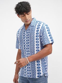 HIGHLANDER - Men Blue Printed Popcorn Cuban Collar Relaxed Shirt