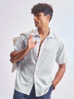 HIGHLANDER - Men Grey Dobby Textured Cuban Collar Oversized Shirt