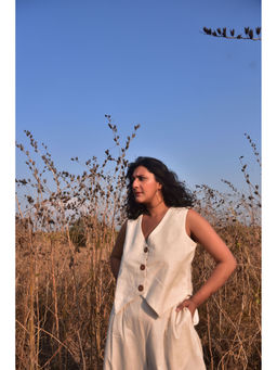 WHY SO BLUE - Women Off White Solid Amara Linen Waist Coat