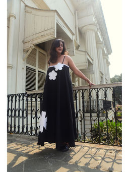 WHY SO BLUE - Zoey Applique Black Dress