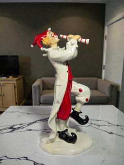 Sun Mun Decors - Clown with Pipe Figurine