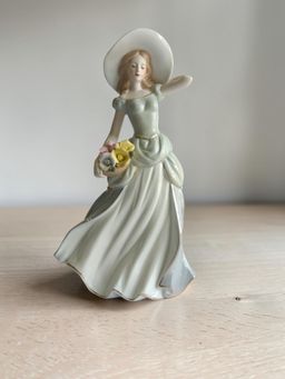 Sun Mun Decors - Premium Ceramic Girl Figurine