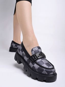 Shoetopia - Printed Casual Black Loafers for Girls