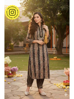 Ishnya - Women Black Floral printed Kurta With Pant