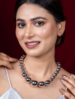 Niscka - Elegant Silver Plated Round Ball Bead Necklace