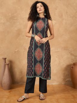 Varanga - Women Black Floral Kurta with Pant (Set of 2)