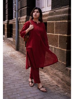 The Indian Ethnic Co. - Maroon Madder Solid Slub Cotton Straight Kurta