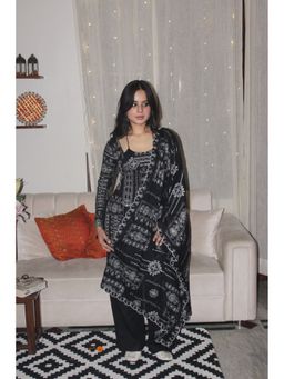 THE SAYURI - Ashnoor Embroidered Kurta with Pant and Dupatta