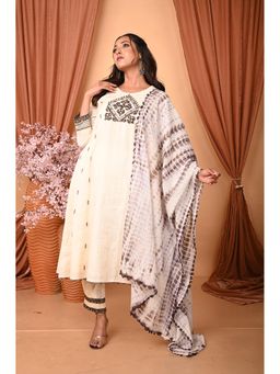 OSKOS - Ivory Applique Hand Embroidered Kurta With Salwar and Tie Dyed Dupatta (Set of 3)