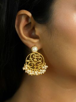 Amaltaas - Lotus Round Pearl Stud