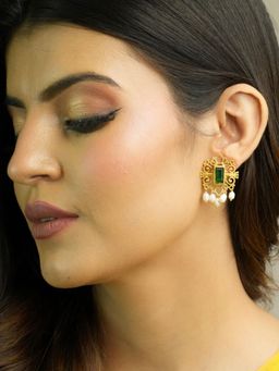 Amaltaas - Green Shagun Ear Stud with Freshwater Pearls