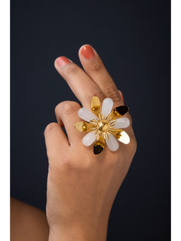 BEAUTY SPOT JEWELLERY - White Flower Cocktail Ring