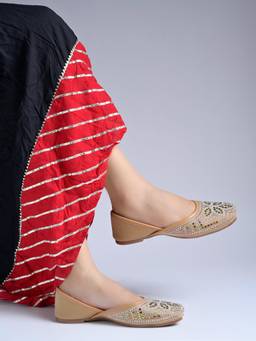 Shoetopia - Beige Embellished Juttis