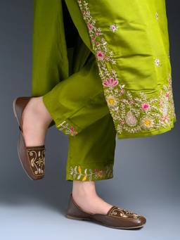 Shoetopia - Ethnic Brown Handcrafted Juttis Style Closed Toe Flats