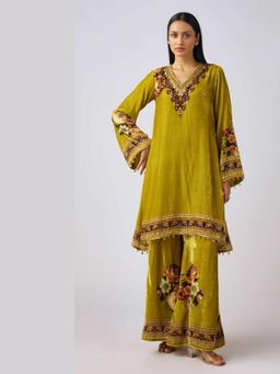 Basanti Kapde aur Koffee - Lime Green Velvet Floral Kurta And Pant