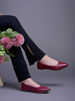 Shoetopia - Women Textured Wine Ballerina