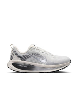 Nike - Womens Vomero 18 Sneakers