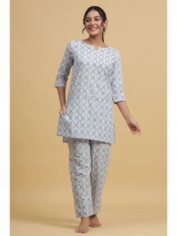 Anubhutee - Women White & Blue Pure Cotton Printed Night suit (Set of 2)