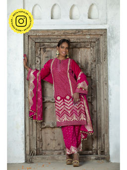 MONK & MEI - Pink Nawazuddin Kurta with Pant and Dupatta (Set of 3)