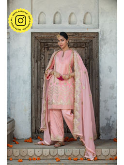 MONK & MEI - Pink Nawazuddin Kurta with Pant and Dupatta (Set of 3)