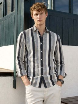 The Indian Garage Co - Black Men Regular Fit Vertical Striped Cutaway Collar Full Sleeves Shirt