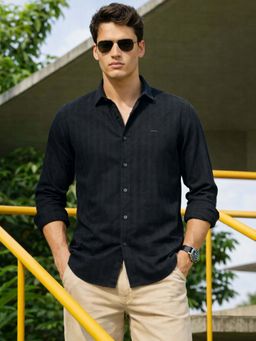 The Indian Garage Co - Black Men Slim Fit Textured Cutaway Collar Full Sleeves Shirt