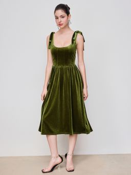 Cider - Velvet Scoop Neckline Solid Knotted Midi Dress