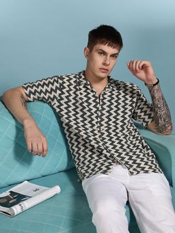 Eszett - Men Green Cotton Geometric Casual Shirt
