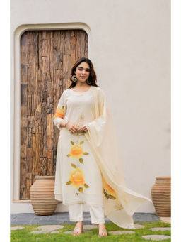 WOOMN - Women Chanderi Floral Beige Kurta with Pant and Dupatta