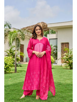 WOOMN - Women Muslin Silk Ombre Pink Kurta with Pant and Dupatta