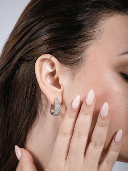 Velvet Imperial - Chloe Shimmery Oval Hoop Earrings In Silver - 925 Sterling Silver