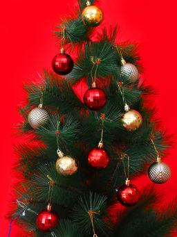 Tayhaa - Festive Red and Gold Hanging Decorative Balls (Pack Of 12)