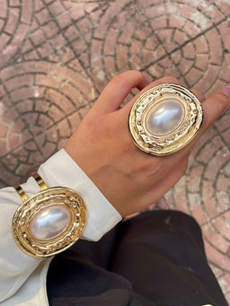 ISHKAARA - Gold Pearl Bracelet And Pearl Ring Combo Set