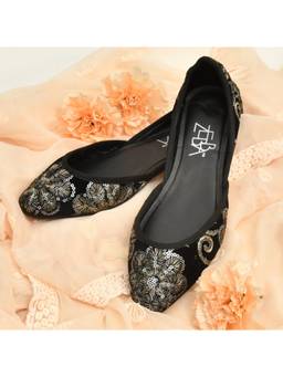 Zebba - Women Woven Design Juttis Black