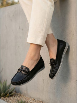 Carlton London - Textured Slip-On Loafers With Metallic Chain Link