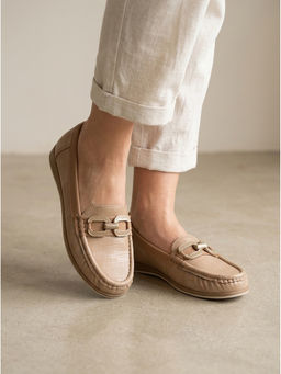 Carlton London - Textured Slip-On Loafers With Metallic Chain Link