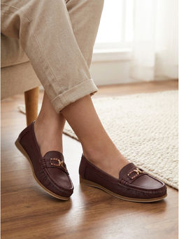 Carlton London - Textured Slip-On Loafers With Metallic Chain Link