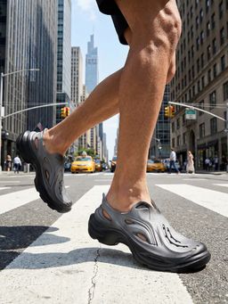 Bewakoof - Men Ash Drift Spray-Painted Lightweight and Comfy Clogs
