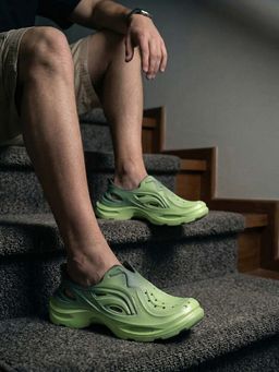 Bewakoof - Men Mint Motion Spray-Painted Lightweight and Comfy Clogs