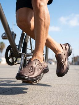 Bewakoof - Men Sand Sweep Spray-Painted Lightweight and Comfy Clogs