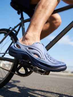 Bewakoof - Men Blue Haze Spray-Painted Lightweight and Comfy Clogs