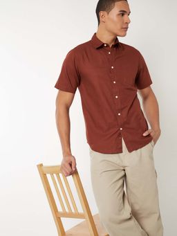 max - Rust Men Solid Slim Fit Shirt