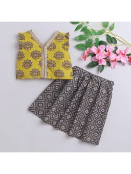 Many Frocks - Girls Yellow Black Printed Choli & Lehenga