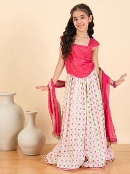 Stylo Bug - Girls Embroidery Sleeveless Magenta Lehenga with Choli and Dupatta