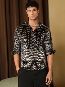 Campus Sutra - Black Men's Midnight Metallic-Chevron Imprint Velvet Casual Shirt