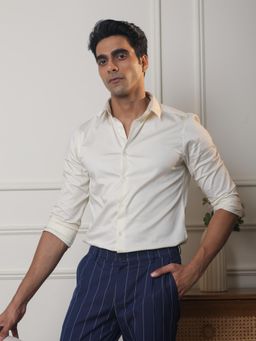 Subtract - Men Off White Slim Fit Solid Spread Collar Cotton Satin Evening Shirt