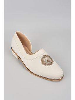 RNG Safawala - Off White Embroidered Peshawaris Juttis